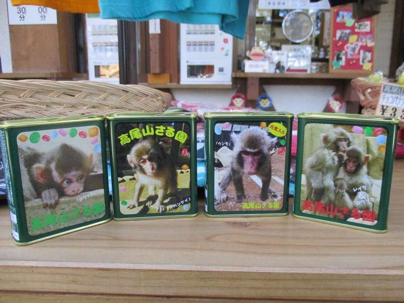 おさる缶ドロップス好評販売中